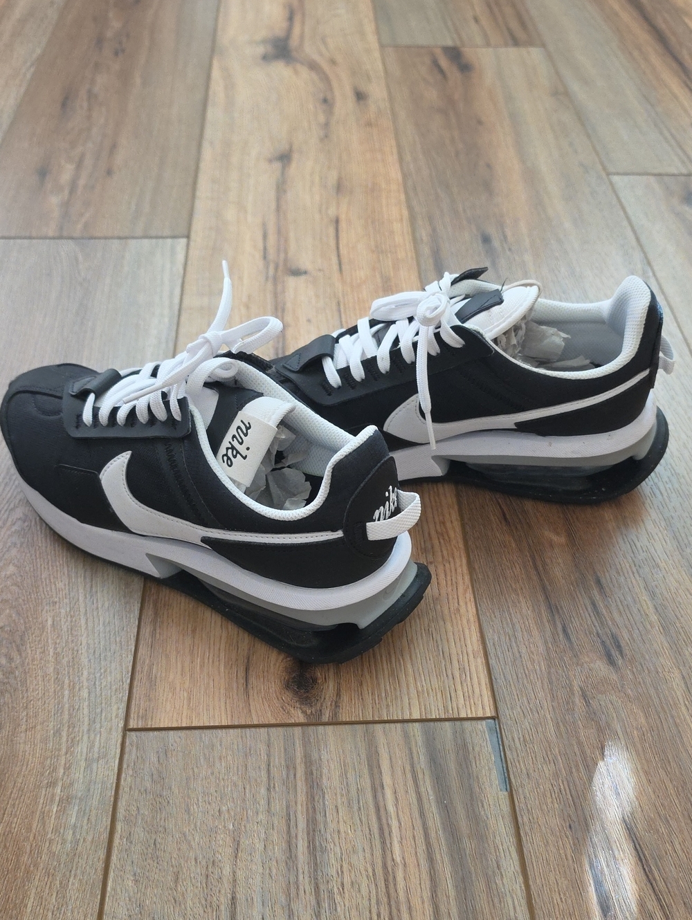 Nike Air Max Pre Day Sneaker, 8.5 Womens, Black/White, Excellent Condition - Picture 1 of 4